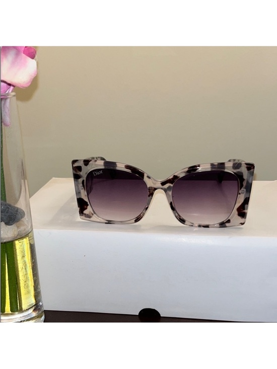 Dior Accessories - Dior Women's Oversized Tortoiseshell Sunglasses - Gray Gradient